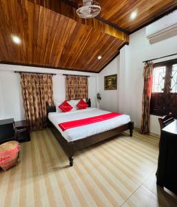 Un pat sau paturi într-o cameră la Singharat Boutique House