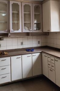 uma cozinha com armários brancos e bancadas brancas em BIMBA HOSTEL - UNIDADE 03 - GOIÂNIA - GO em Goiânia
