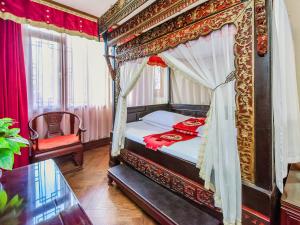 a bedroom with a canopy bed with a glass table at ChengDu Wuhou Temple Han Dynasty Hotel in Chengdu