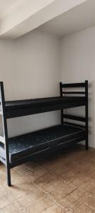 Łóżko lub łóżka piętrowe w pokoju w obiekcie BIMBA HOSTEL - UNIDADE 03 - GOIÂNIA - GO