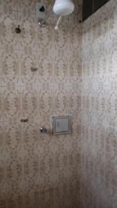 un bagno con TV su una parete con soffitto di BIMBA HOSTEL - UNIDADE 03 - GOIÂNIA - GO a Goiânia