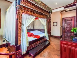 1 dormitorio ornamentado con 1 cama en una habitación en ChengDu Wuhou Temple Han Dynasty Hotel, en Chengdú