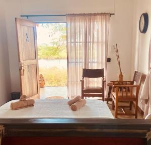 ein Schlafzimmer mit einem Bett mit zwei Handtüchern darauf in der Unterkunft Kuvira River Camp in Divundu