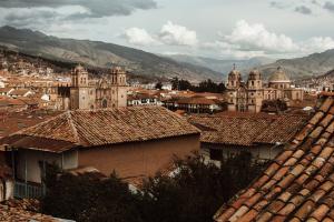 vista su una città con edifici e montagne di Cochito Cusco a Cuzco
