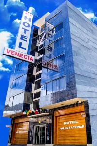 un edificio alto con un cartel de hotel en Hotel Venecia, en Huánuco