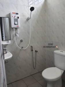 um chuveiro na casa de banho com WC em ZDH Homestay em Kota Bharu