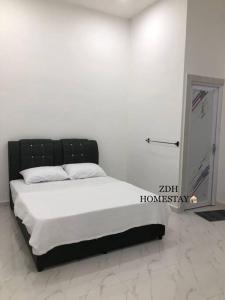 Uma cama ou camas num quarto em ZDH Homestay