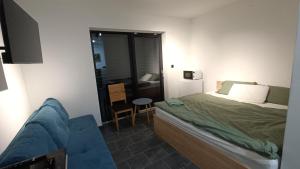 1 dormitorio pequeño con 1 cama y 1 silla en SuperChata sk - Moderné ubytovanie pod Sninským kameňom, 