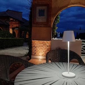 uma mesa com um guarda-chuva em cima em Tenuta Castello em Cerrione