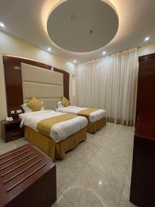due letti in una camera d'albergo con soffitto a cupola di Rayat Al Shalal Hotel a Hafr Al Baten Altre 102 foto