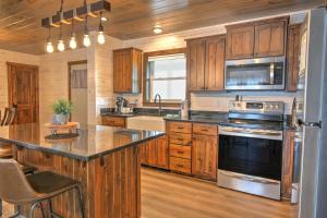 Köök või kööginurk majutusasutuses Premier Cottages by Amish Country Lodging
