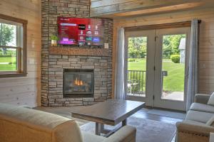 sala de estar con chimenea y TV en Premier Cottages by Amish Country Lodging en Berlin