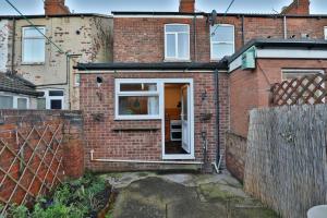 a red brick house with a white door at ZSKstays! Comfortable home, 10 minutes from centre, free parking! in Hull