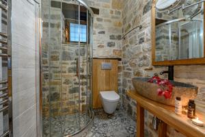 A bathroom at Mple Feggari