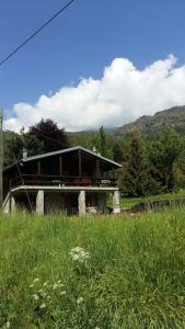 una casa en un campo junto a un campo de hierba en Haut vue Cervin Matterhorn, en Antey-Saint-André