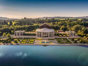 una vista aerea di un edificio vicino all'acqua di Ferienanlage Neuschwansteinblick Ferienwohnung 129 a Füssen