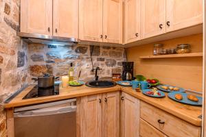 A kitchen or kitchenette at Mple Feggari