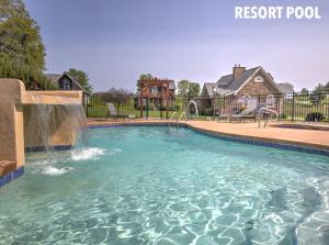 una piscina con cascada en un patio en Premier Cottages by Amish Country Lodging en Berlin