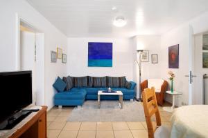 un soggiorno con divano blu e tavolo di Haus Loser a Wasserburg