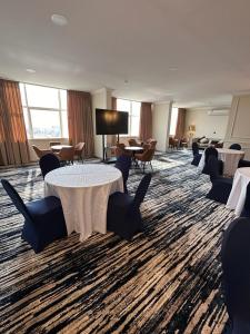 a hotel room with tables and chairs in a room at سكون سويت للشقق الفندقية in Hail