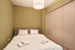 um quarto com uma cama com toalhas em Alternativ 3 Residence Central em Timisoara
