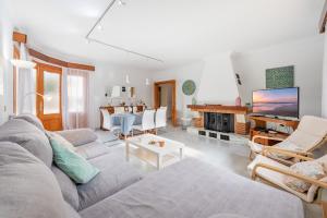 Μια τηλεόραση ή/και κέντρο ψυχαγωγίας στο Villa Cladera in Alcudia Playa de muro beach private pool
