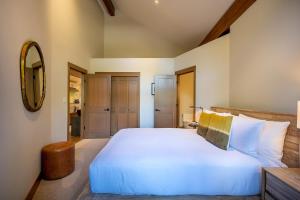 En eller flere senge i et værelse på Glacier View Chalet - Tranquil Chalet with Private Hot Tub & Golf Course Views - Whistler Platinum