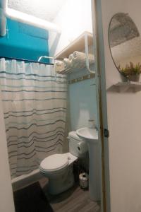 a bathroom with a toilet and a sink and a mirror at Acogedor con vista al mar in La Libertad