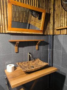 een badkamer met een wastafel op een houten tafel bij Nana Bungalows in Ban Tan