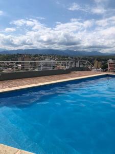 una gran piscina en la azotea de un edificio en Balcón del Cielo en Salta