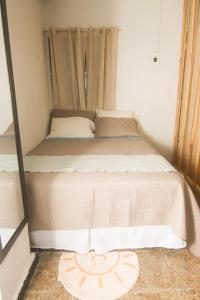 a bed in a small room with a window at Acogedor con vista al mar in La Libertad