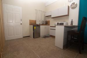 a kitchen with a white door and a refrigerator at Sunset Views - Acogedor con vista al mar in La Libertad