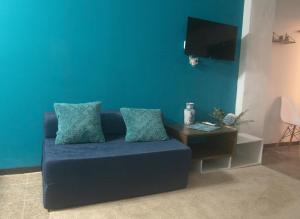 a blue couch in a living room with a table at Sunset Views - Acogedor con vista al mar in La Libertad