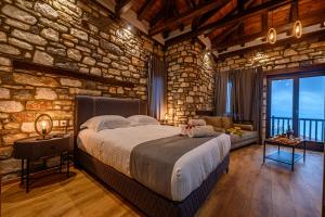 A bed or beds in a room at Mple Feggari