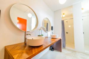 聖胡安的住宿－Juliette Hostel Digital Nomad Women Only，一间带两个盥洗盆和大镜子的浴室
