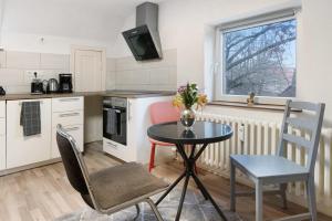 cocina con mesa, sillas y ventana en Kiel Elmschenhagen Ostufer, en Kiel