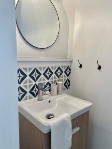 a bathroom with a sink and a mirror at Les Mariniers in Châteauneuf-sur-Loire