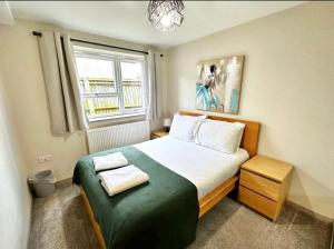 um pequeno quarto com uma cama e uma janela em Horizon House, Stunning 2-Bedroom Flat 1, Parking, Netflix, Oxford em Oxford