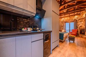A kitchen or kitchenette at Mple Feggari