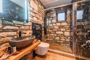 A bathroom at Mple Feggari
