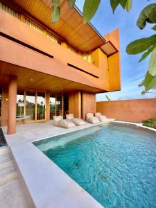 una piscina frente a una casa en New! Gorgeous 3BD Villa close to Canggu, en Tanah Lot