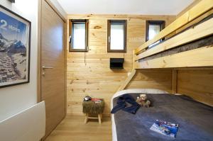 um pequeno quarto com um beliche numa casa em Résidence Provençal by Leavetown Vacations em Les Deux Alpes