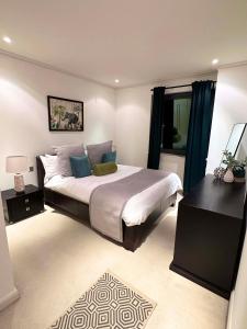 Voodi või voodid majutusasutuse NEW Spacious 2 bedroom Apartment with Balcony toas