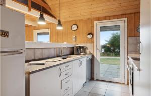 Η κουζίνα ή μικρή κουζίνα στο Gorgeous Home In Thisted With Sauna