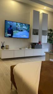 Una televisión o centro de entretenimiento en Schöne, ruhige neuwertige 127qm Ferienwohnung