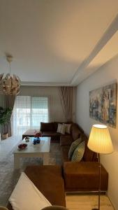 Sidi Daoud的住宿－Schöne, ruhige neuwertige 127qm Ferienwohnung，客厅配有沙发和桌子