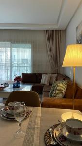sala de estar con mesa y sofá en Schöne, ruhige neuwertige 127qm Ferienwohnung, en Sidi Daoud