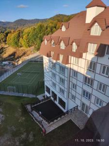 an aerial view of a building with a tennis court at Castello apartman Kopaonik in Kopaonik