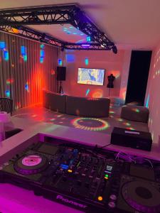 una sala de grabación con un escritorio mezclador y una consola DJ en KAOZ Highstreet The Luxury Loft, en Amberes
