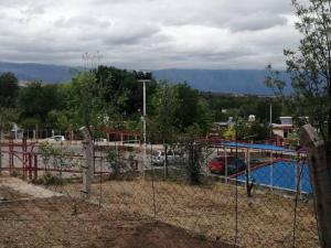 płot przed placem zabaw z basenem w obiekcie Chalet céntrico en Mina Clavero w mieście Mina Clavero